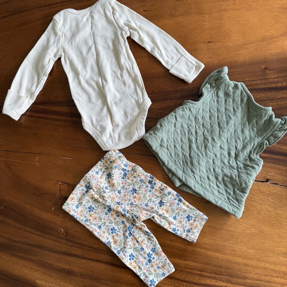 Carter’s Baby Girl Green Vest, Cream Bodysuit, and Floral Leggings Set size 3M - Picture 2 of 5